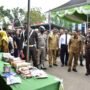 Penjabat Sekretaris Daerah Syukri Botutihe (kedua kanan) bersama Kepala Kejaksaan Tinggi (Kajati) Gorontalo P. Joko Irianto meninjau stan jajaran Ikatan Adhyaksa Dharmakarini (IAD) yang menjual kue kering lebaran pada pasar murah Ramadan yang berlangsung di halaman kantor Kejati Gorontalo