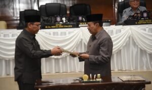 Penjabat Sekda Syukri Botutihe mewakili Gubernur Gorontalo menandatangani berita acara rapat paripurna ke-108 dalam rangka penyerahan rekomendasi DPRD terhadap Laporan Keterangan Pertanggungjawaban (LKPJ) Gubernur Gorontalo tahun 2022