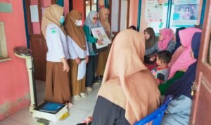 Nakes Puskesmas Berlian saat melaksanakan posyandu bagi ibu hamil di desa Mustika