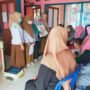 Nakes Puskesmas Berlian saat melaksanakan posyandu bagi ibu hamil di desa Mustika