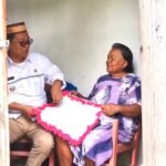 Bupati Gorontalo Utara Thariq Modanggu saat berbintang dengan ibu pembuat keset di Kepulauan Ponelo