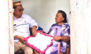 Bupati Gorontalo Utara Thariq Modanggu saat berbintang dengan ibu pembuat keset di Kepulauan Ponelo
