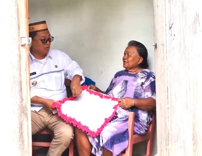 Bupati Gorontalo Utara Thariq Modanggu saat berbintang dengan ibu pembuat keset di Kepulauan Ponelo