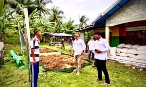 Bupati Gorontalo Utara Thariq Modanggu saat mendengarkan keluhan pengusaha rumput laut