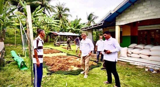 Bupati Gorontalo Utara Thariq Modanggu saat mendengarkan keluhan pengusaha rumput laut