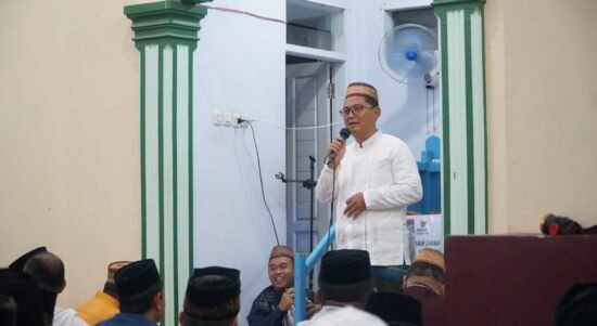 Bupati Gorontalo Utara Thariq Modanggu saat melaksanakan safari Ramadhan di Kecamatan Ponelo Kepulauan