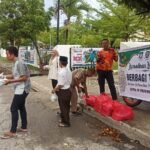 Satpol PP Bagi-Bagi Takjil