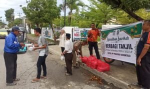 Satpol PP Bagi-Bagi Takjil