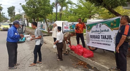 Satpol PP Bagi-Bagi Takjil