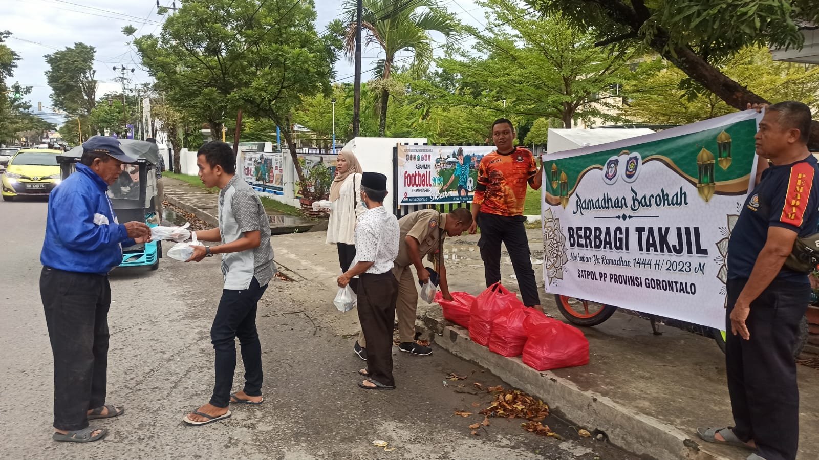 Satpol PP Bagi-Bagi Takjil