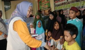 Ketua TP PKK Provinsi Gorontalo Gamaria Purnamawati Monoarfa saat memberikan santunan kepada anak panti asuhan di Kota Gorontalo