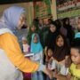 Ketua TP PKK Provinsi Gorontalo Gamaria Purnamawati Monoarfa saat memberikan santunan kepada anak panti asuhan di Kota Gorontalo