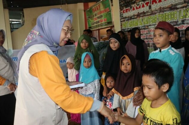 Ketua TP PKK Provinsi Gorontalo Gamaria Purnamawati Monoarfa saat memberikan santunan kepada anak panti asuhan di Kota Gorontalo