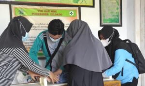 Nakes Puskesmas Berlian saat melaksanakan posyandu di Desa Diloato