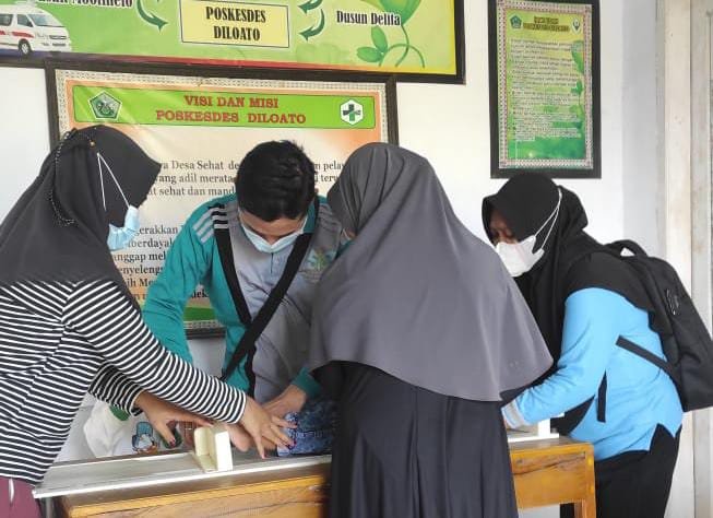 Nakes Puskesmas Berlian saat melaksanakan posyandu di Desa Diloato