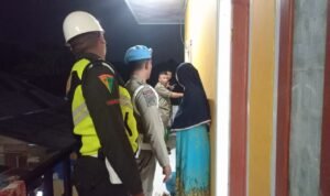 Petugas Satpol PP Pemprov Berkolaborasi dengan TNI Melakukan Razia