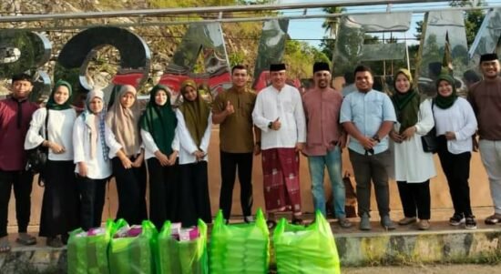 HMI dan KAHMI Boalemo Bagikan Takjil dalam rangka menyambut bebasnya Anas Urbaningrum
