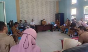 Asisten I Gorontalo Utara, Abdul Wahab Paudi saat memimpin rapat terkait layanan internet di masing-masing OPD, yang dihadiri langsung oleh pihak penyedia layanan internet (Gomeds)