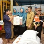 Ketua PKK Provinsi Gorontalo, drg. Gamaria Purnamawati Monoarfa memberikan bantuan ke Balita Penderita Herosefalus yang diketahui merupakan warga Tamalate Kota Gorontalo.