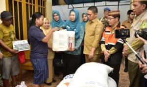 Ketua PKK Provinsi Gorontalo, drg. Gamaria Purnamawati Monoarfa memberikan bantuan ke Balita Penderita Herosefalus yang diketahui merupakan warga Tamalate Kota Gorontalo.