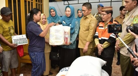 Ketua PKK Provinsi Gorontalo, drg. Gamaria Purnamawati Monoarfa memberikan bantuan ke Balita Penderita Herosefalus yang diketahui merupakan warga Tamalate Kota Gorontalo.