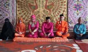 Bupati Gorontalo Utara saat melaksanakan penyambutan Kapolres Gorontalo Utara yang baru dan melepaskan Kapolres Gorontalo Utara yang lama secara adat