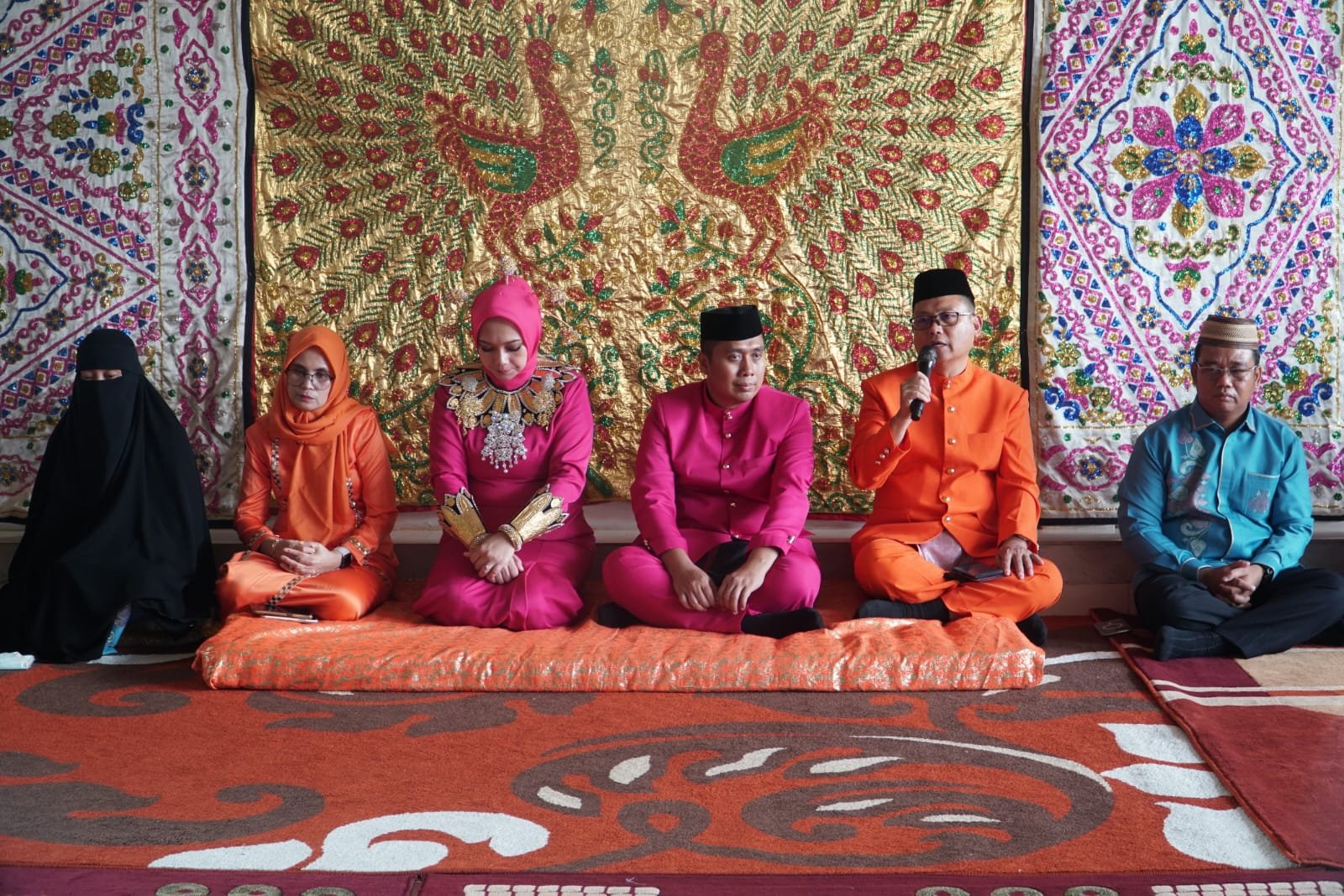Bupati Gorontalo Utara saat melaksanakan penyambutan Kapolres Gorontalo Utara yang baru dan melepaskan Kapolres Gorontalo Utara yang lama secara adat