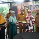Bupati Gorontalo Utara Thariq Modanggu saat menghadiri penyerahan bantuan bibit sayuran dan buah bagi kelompok wanita tani Dapur Ceria