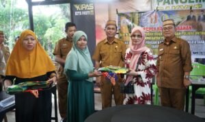 Bupati Gorontalo Utara Thariq Modanggu saat menghadiri penyerahan bantuan bibit sayuran dan buah bagi kelompok wanita tani Dapur Ceria