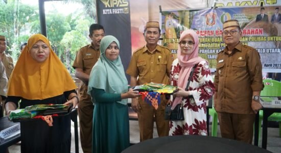 Bupati Gorontalo Utara Thariq Modanggu saat menghadiri penyerahan bantuan bibit sayuran dan buah bagi kelompok wanita tani Dapur Ceria