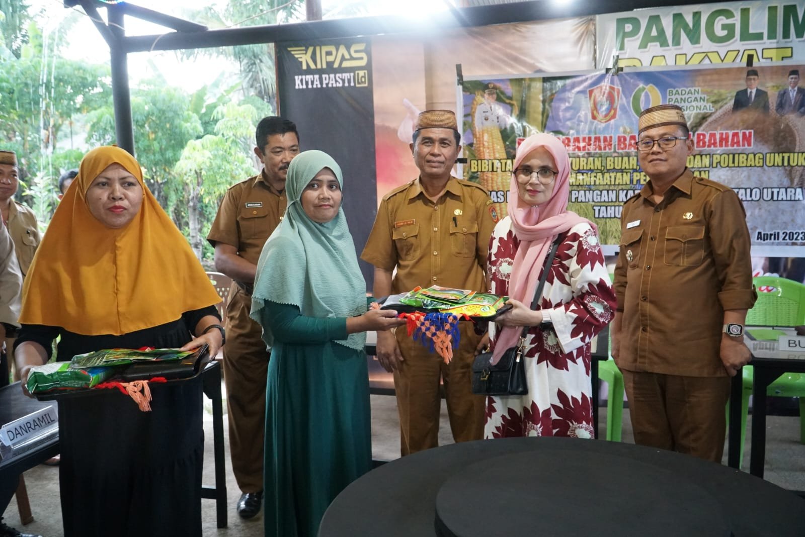 Bupati Gorontalo Utara Thariq Modanggu saat menghadiri penyerahan bantuan bibit sayuran dan buah bagi kelompok wanita tani Dapur Ceria