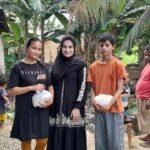 Anggota DPRD Provinsi Gorontalo saat membagikan sembako kepada masyarakat