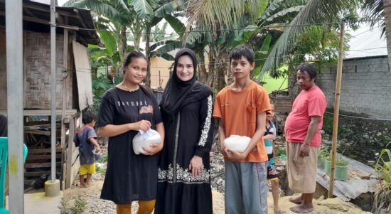 Anggota DPRD Provinsi Gorontalo saat membagikan sembako kepada masyarakat