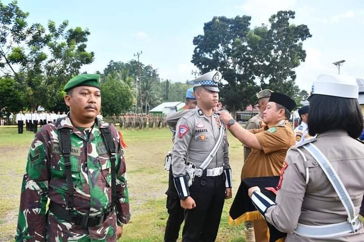 Penjabup Boalemo Hendriwan saat menyematkan pita secara simbolis kepada perwakilan petugas Operasi Ketupat Otanaha 2023.