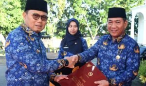 Penjabat Gubernur Gorontalo Hamka Hendra Noer menyerahkan secara simbolis TPP PNS Pemprov Gorontalo pada Apel Korpri.
