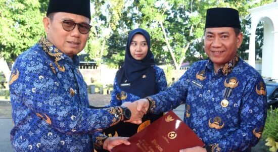 Penjabat Gubernur Gorontalo Hamka Hendra Noer menyerahkan secara simbolis TPP PNS Pemprov Gorontalo pada Apel Korpri.