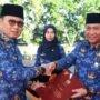 Penjabat Gubernur Gorontalo Hamka Hendra Noer menyerahkan secara simbolis TPP PNS Pemprov Gorontalo pada Apel Korpri.