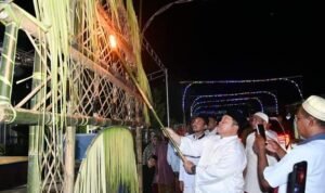 Penjabat Bupati Boalemo Hendriwan saat menyalakan lampu Tumbilotohe