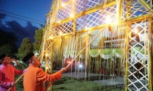 Bupati Gorontalo Utara Thariq Modanggu saat menyalakan lampu Tumbilotohe( Foto : Humas)