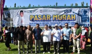 Penjabup Boalemo Hendriwan saat menghadiri pasar murah yang dilaksanakan oleh Dinas Kumperindag di Alun-alun Tilamuta