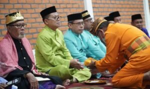 Bupati Gorontalo Utara Thariq Modanggu saat pelaksanaan proses adat Tonggeyamo penetapan Idul Fitri 1444 Hijriyah(Foto : Humas)