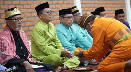 Bupati Gorontalo Utara Thariq Modanggu saat pelaksanaan proses adat Tonggeyamo penetapan Idul Fitri 1444 Hijriyah(Foto : Humas)