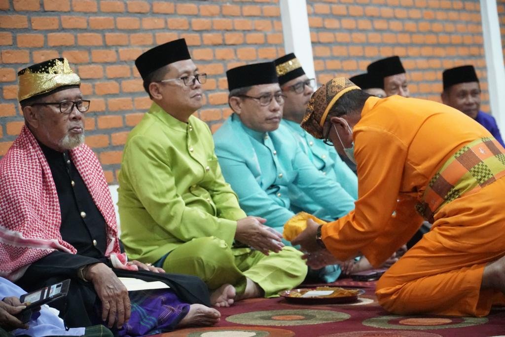 Bupati Gorontalo Utara Thariq Modanggu saat pelaksanaan proses adat Tonggeyamo penetapan Idul Fitri 1444 Hijriyah(Foto : Humas)