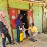 Bupati Gorontalo Utara Thariq Modanggu saat menyerahkan bantuan langsung tunai