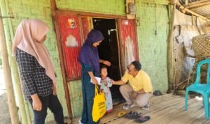 Bupati Gorontalo Utara Thariq Modanggu saat menyerahkan bantuan langsung tunai