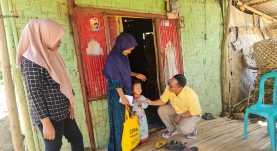 Bupati Gorontalo Utara Thariq Modanggu saat menyerahkan bantuan langsung tunai