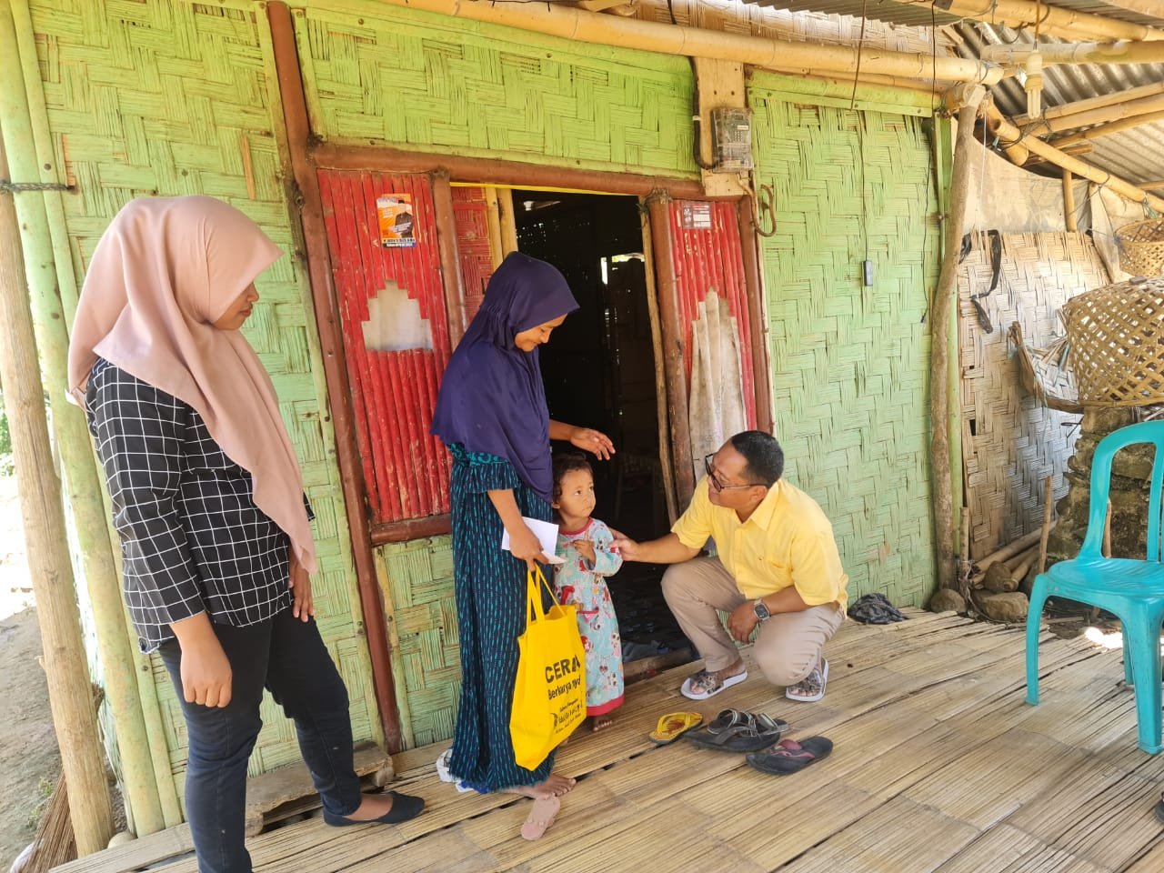 Bupati Gorontalo Utara Thariq Modanggu saat menyerahkan bantuan langsung tunai