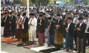 Penjagub Gorontalo, Hamka Hendra Noer (kedua kanan), mengikuti salat Idulfitri 1444 Hijriah di Lapangan Taruna Remaja, Kota Gorontalo,