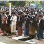 Penjagub Gorontalo, Hamka Hendra Noer (kedua kanan), mengikuti salat Idulfitri 1444 Hijriah di Lapangan Taruna Remaja, Kota Gorontalo,