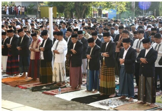 Penjagub Gorontalo, Hamka Hendra Noer (kedua kanan), mengikuti salat Idulfitri 1444 Hijriah di Lapangan Taruna Remaja, Kota Gorontalo,